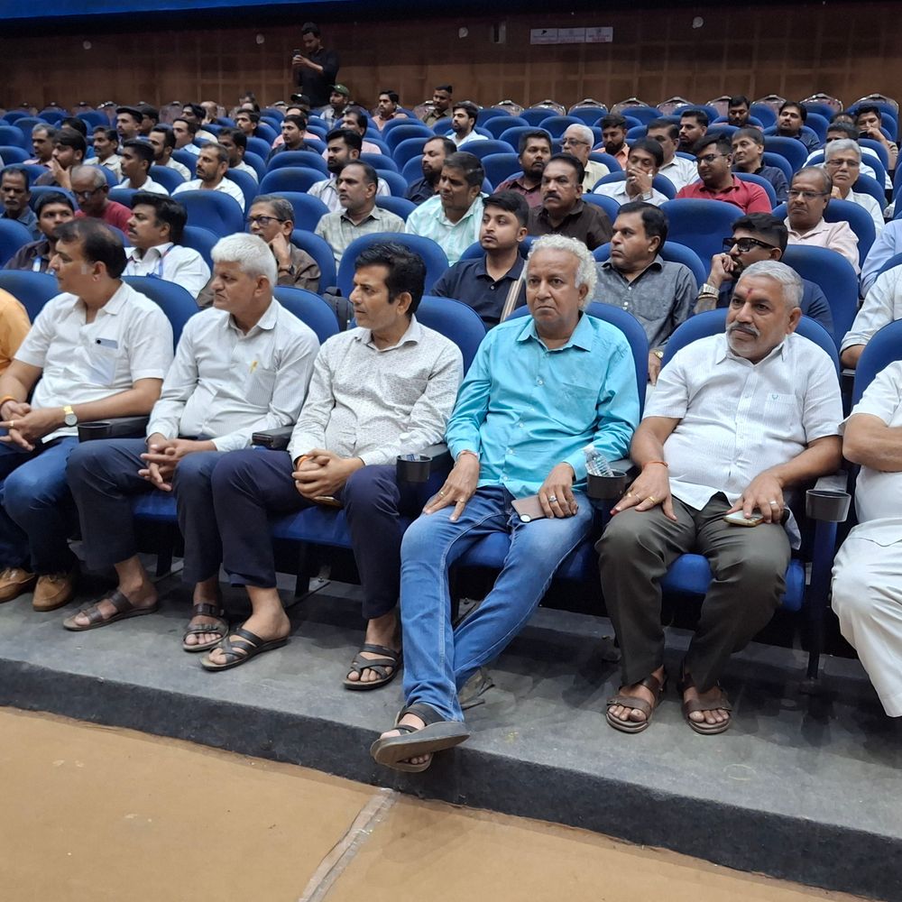 વલસાડમાં દિવાળી પહેલા રોકડ લેવડ-દેવડની સુરક્ષા માટે બેઠક:SP યુવરાજસિંહ જાડેજાએ જ્વેલર્સ, બેન્ક, આંગડિયા સંચાલકો સાથે કરી ચર્ચા