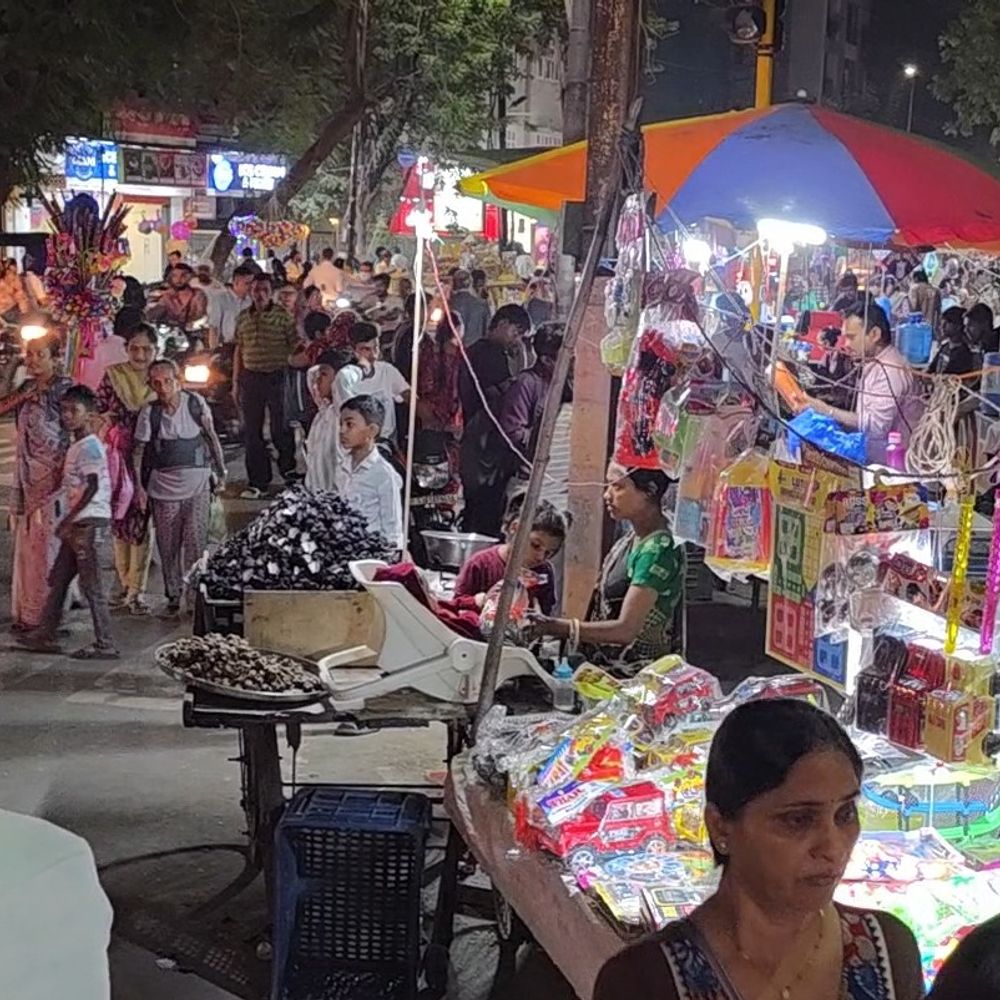 શરદ પૂનમે લુન્સીકુઈ મેદાનમાં હાટ બજાર ધમધમ્યું, પણ ખરીદી ઘટી:મોંઘવારી અને પગાર ન મળતાં ઘારીના વેચાણ પર અસર, સ્ટોલ પણ ઘટ્યા