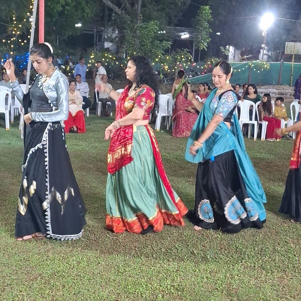 વલસાડમાં પોલીસ પરિવારો માટે શરદ ઉત્સવનું આયોજન:સુરત રેન્જ IG સહિતના અધિકારીઓ ઝૂમ્યા; નવરાત્રિમાં બંદોબસ્તને કારણે ગરબાથી વંચિત રહેલા પરિવારોએ માણી મજા