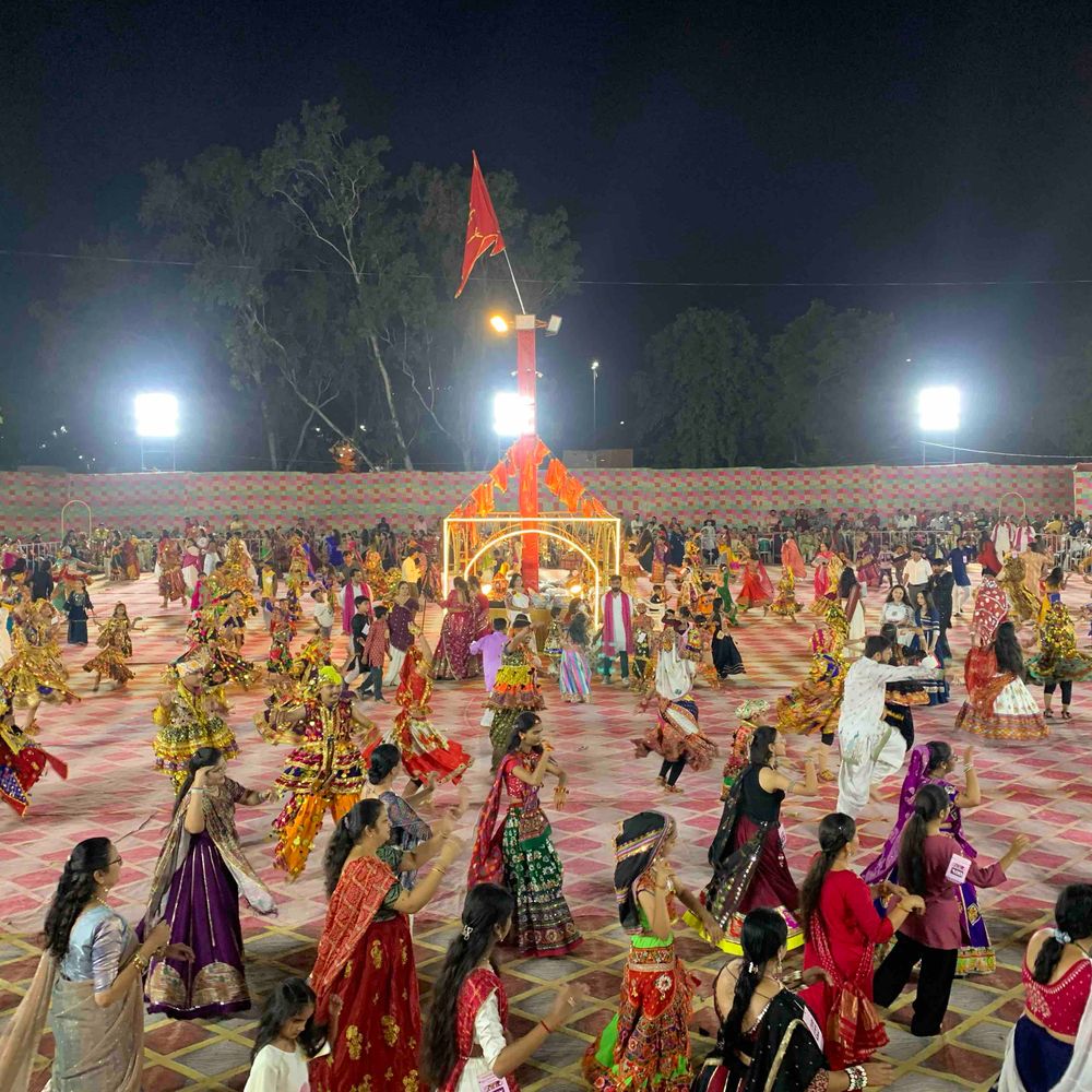 જામનગર જિલ્લા-શહેર સમસ્ત બ્રહ્મસમાજ (સૌરાષ્ટ્ર-કચ્છ) દ્વારા ભવ્ય શરદોત્સવ યોજાયો:મેયર-કલેક્ટર સહિતના મહેમાનોની હાજરીમાં મોટી સંખ્યામાં ખેલૈયાઓ ઝૂમ્યા
