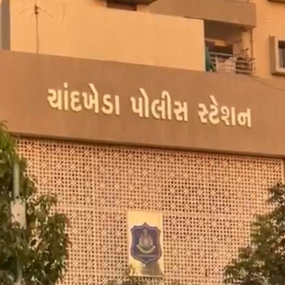 રમવા ગયેલી 12 વર્ષની દીકરી સાથે બાપ-દીકરાએ અડપ્લા કર્યાનો આક્ષેપ:અમદાવાદમાં આરોપી મહિલાએ સગીરાની માતાની આંખમાં મરચાંની ભૂકી નાખી, પિતાને છરીથી હુમલો કર્યો