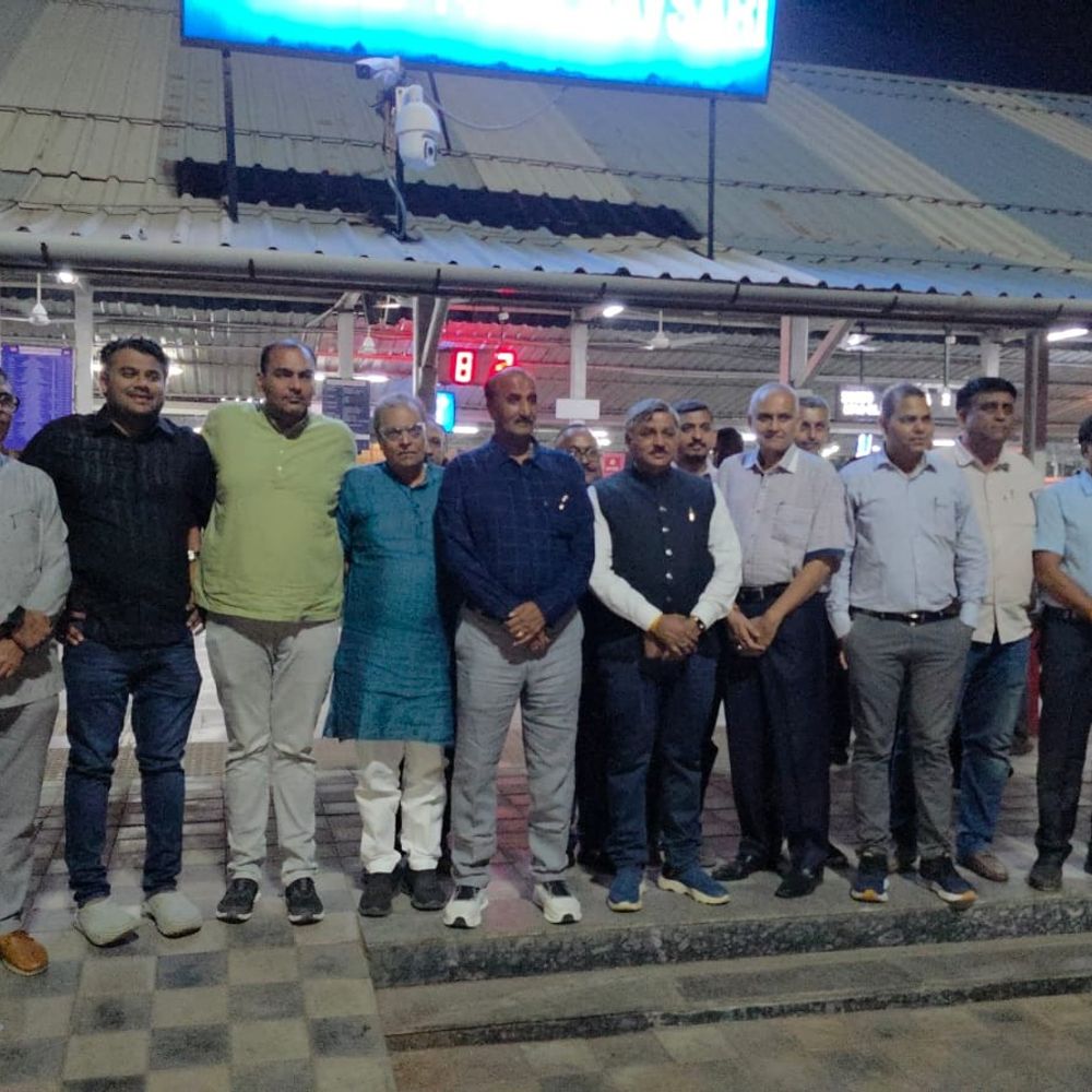 નવસારીને જયપુર-બાંદ્રા ટ્રેનનું સ્ટોપેજ મળ્યું:નેતાઓ-વેપારીઓએ ઘારી ખવડાવી ઉજવણી કરી, રાજસ્થાની સમાજને દિવાળીની ભેટ