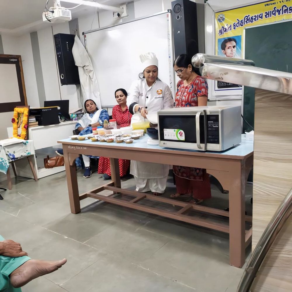 તહેવારોમાં તંદુરસ્તી સાથે રોજગારી મેળવી શકે તેવો ઉદ્દેશ:પાટણમાં બહેનોને સુગર ફ્રી મીઠાઈ અને ઓઇલ ફ્રી ફરસાણ બનાવતાં શીખવવા તાલીમ વર્ગ યોજાયો