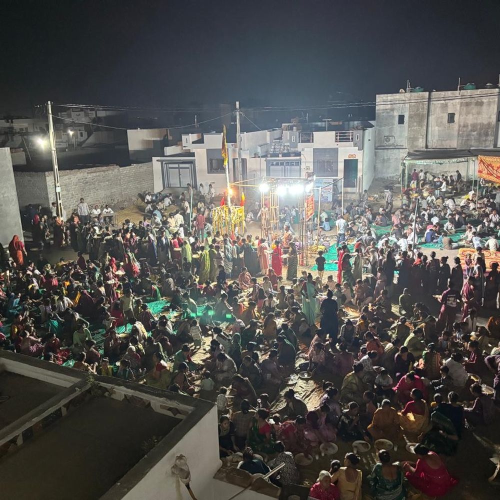 બોટાદના જય અંબે ગરબી મંડળમાં 8000 લોકોએ લીધો પ્રસાદ:ગઢડા રોડ પર નવરાત્રી બાદ ડાકલા અને મહાપ્રસાદનું કરાયું આયોજન