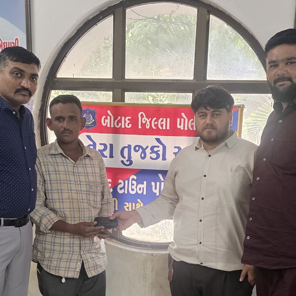બોટાદમાં ગુમ થયેલું પાકીટ રોકડ સાથે પરત મળ્યું:બોટાદ ટાઉન પોલીસે ₹20,000 અને જરૂરી દસ્તાવેજો સાથે અરજદારને પાકીટ સોંપ્યું