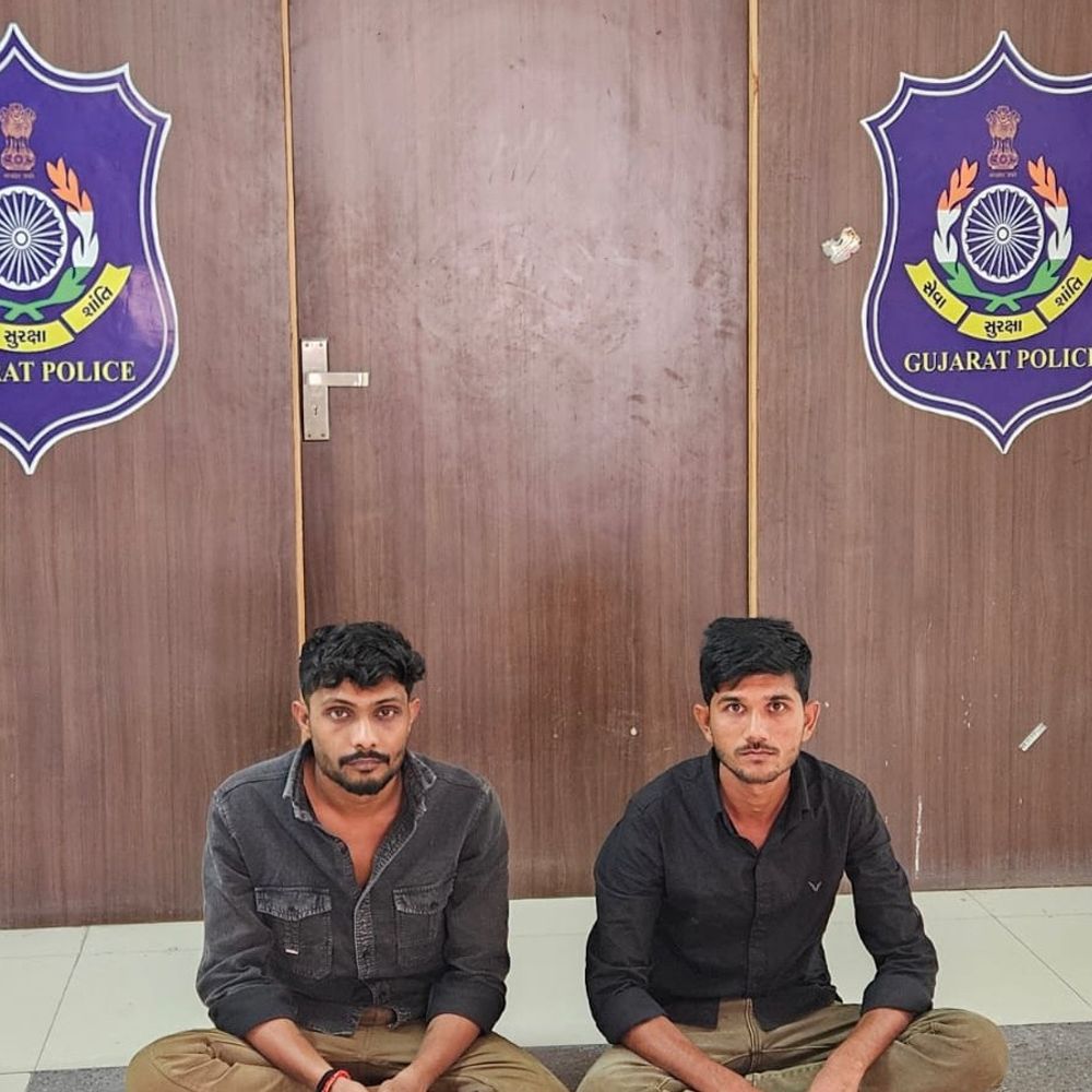 બોટાદ LCBએ ગેરકાયદે ઓનલાઈન મની ગેમિંગ સિન્ડિકેટનો પર્દાફાશ કર્યો:27 વેબસાઇટ્સ અને એપ્સ ચલાવતા બે આરોપી ઝડપાયા, 98 હજારનો મુદ્દામાલ જપ્ત