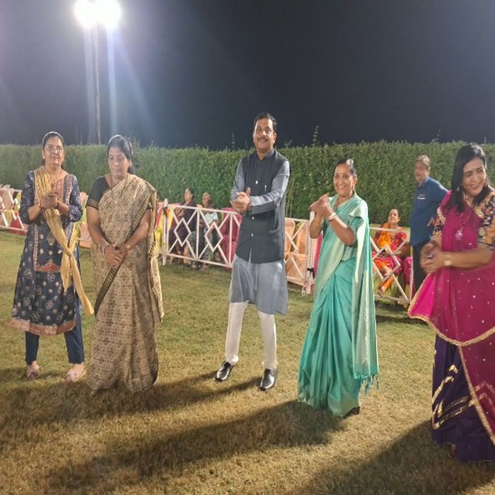 શરદપૂર્ણિમાની રાત્રે ગરબે ઘૂમ્યા ખેલૈયા:શહેર ભાજપ દ્વારા એક દિવસીય ‘ગરબા મહોત્સવ’નું આયોજન, કેન્દ્રીય મંત્રી, ધારાસભ્ય, મેયર, પ્રમુખ અને ચેરમેન સહિતના ખેલૈયા ગરબે ઘૂમ્યા