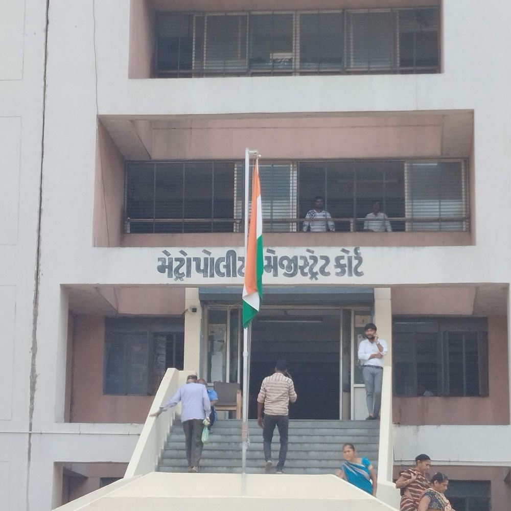 સોનાનો દોરો લૂંટનાર બે આરોપો દોષિત:અમદાવાદની કોર્ટે બંનેને 05-05 વર્ષની કેદ તેમજ 10 હજારનો દંડ ફટકાર્યો