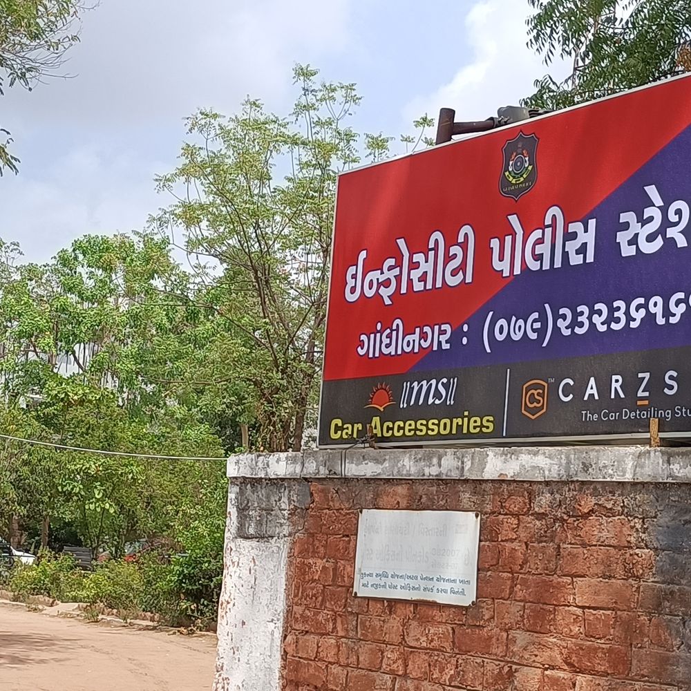 ગાંધીનગરમાં ધોળે દહાડે લૂંટ:રાયસણમાં નિવૃત શિક્ષિકાને બાનમાં લઈ સિકયુરિટી ગાર્ડ સહિત ત્રણ લૂંટારૂઓ 1.30 લાખનું મંગળસૂત્ર લુંટી ફરાર