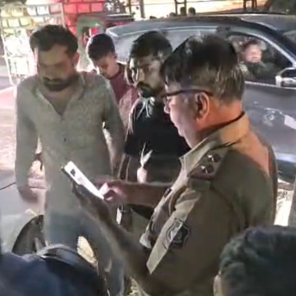 મોરબીમાં કાર થાંભલા સાથે અથડાઈ:ભક્તિનગર સર્કલ પાસે થાંભલો વાંકો થતાં ટ્રાફિક જામ થયો