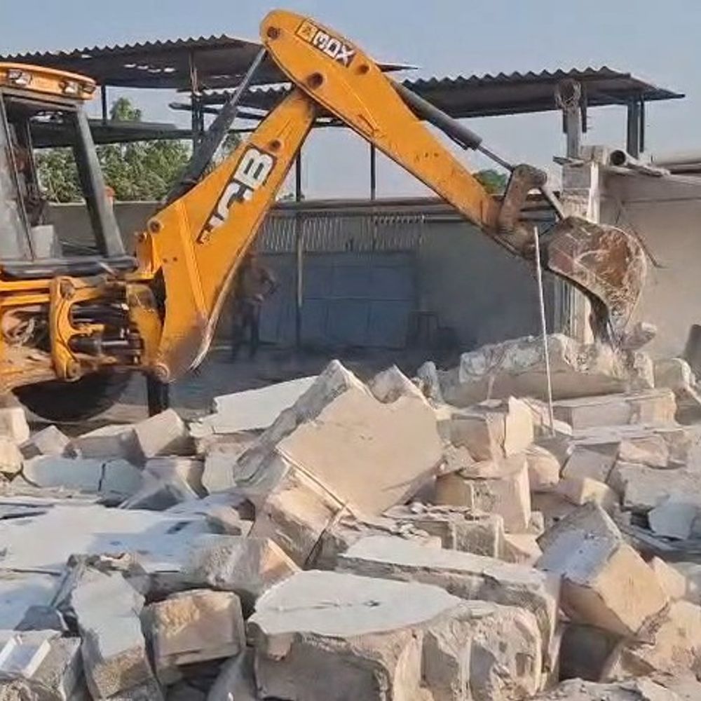 જામનગર-ખંભાળિયા હાઈવે પર 15 જેટલાં ગેરકાયદે બાંધકામો દૂર કરાયાં:ગોરધનપરના પાટિયાથી લાખાબાવળ સુધી સરકારી જમીન પર ડિમોલિશનની કાર્યવાહી