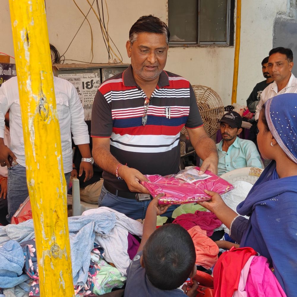ઉના-વેરાવળમાં 'એક દિવાળી માનવતાની' દ્વારા નિશુલ્ક કપડાં વિતરણ:જરૂરિયાતમંદોને ખુશી આપવા ચકલીના માળા-ફીડર, ટ્રાફિક નિયમ અને સફાઈ જાગૃતિ અભિયાન