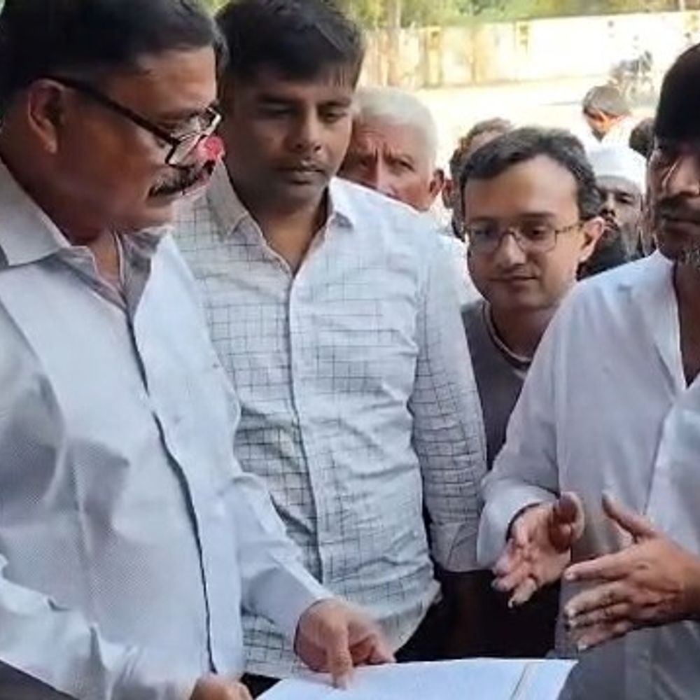 ખેડૂતોનું સંપૂર્ણ દેવું માફ કરવા રજૂઆત:જોડિયા મામલતદારને ધારાસભ્ય હેમંત ખવાએ આવેદનપત્ર સોંપ્યું; શિયાળુ પાક માટે સૌની યોજનામાંથી પાણી અને ઘાસચારા ડેપો શરૂ કરવા માંગ