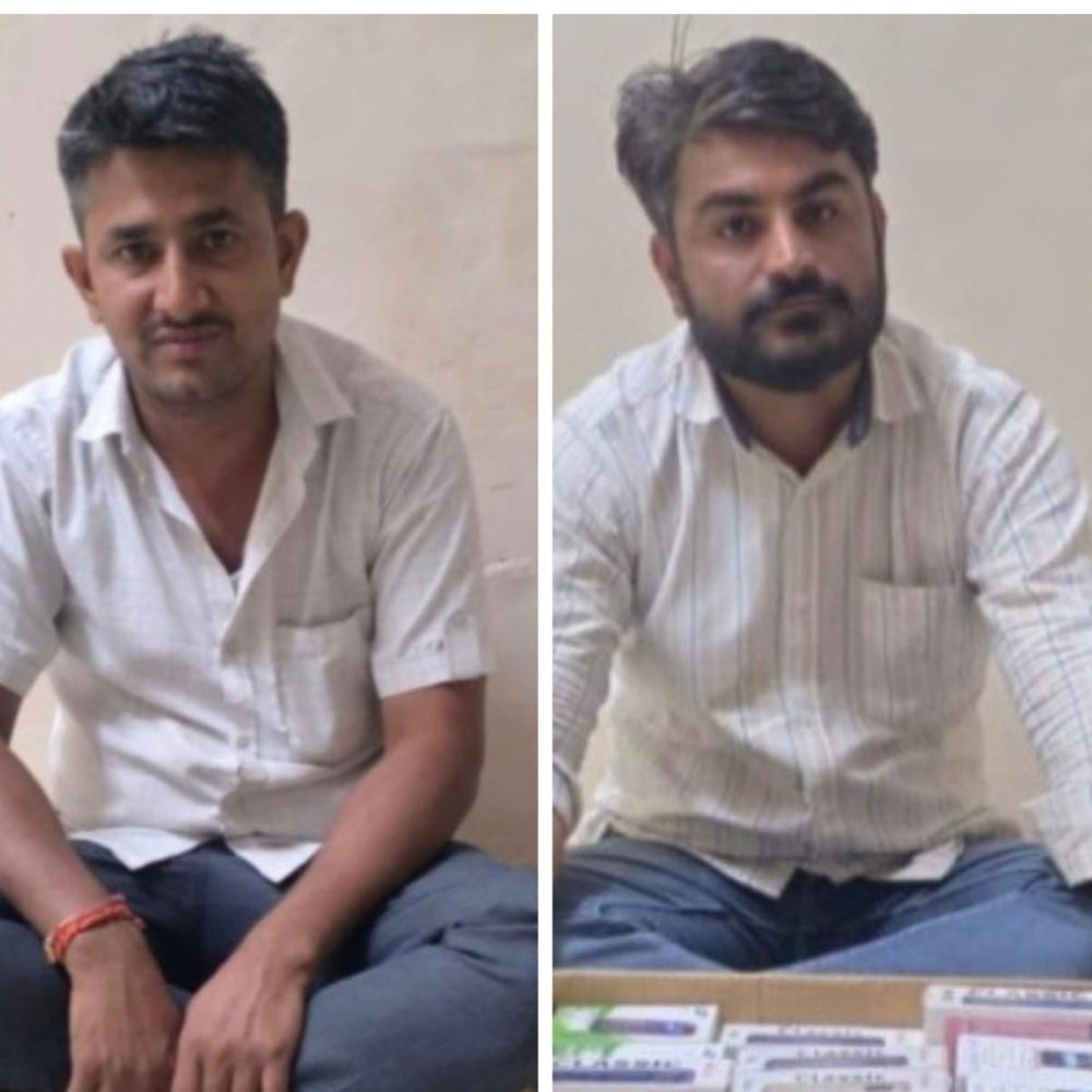 મોરબીમાં બિલ વગરના 42 મોબાઈલ સાથે બે દુકાનદાર ઝડપાયા:રેલવે સ્ટેશન રોડ પર SOG અને ARC સેલની કાર્યવાહી, રૂ. 21 હજારના મોબાઈલ જપ્ત
