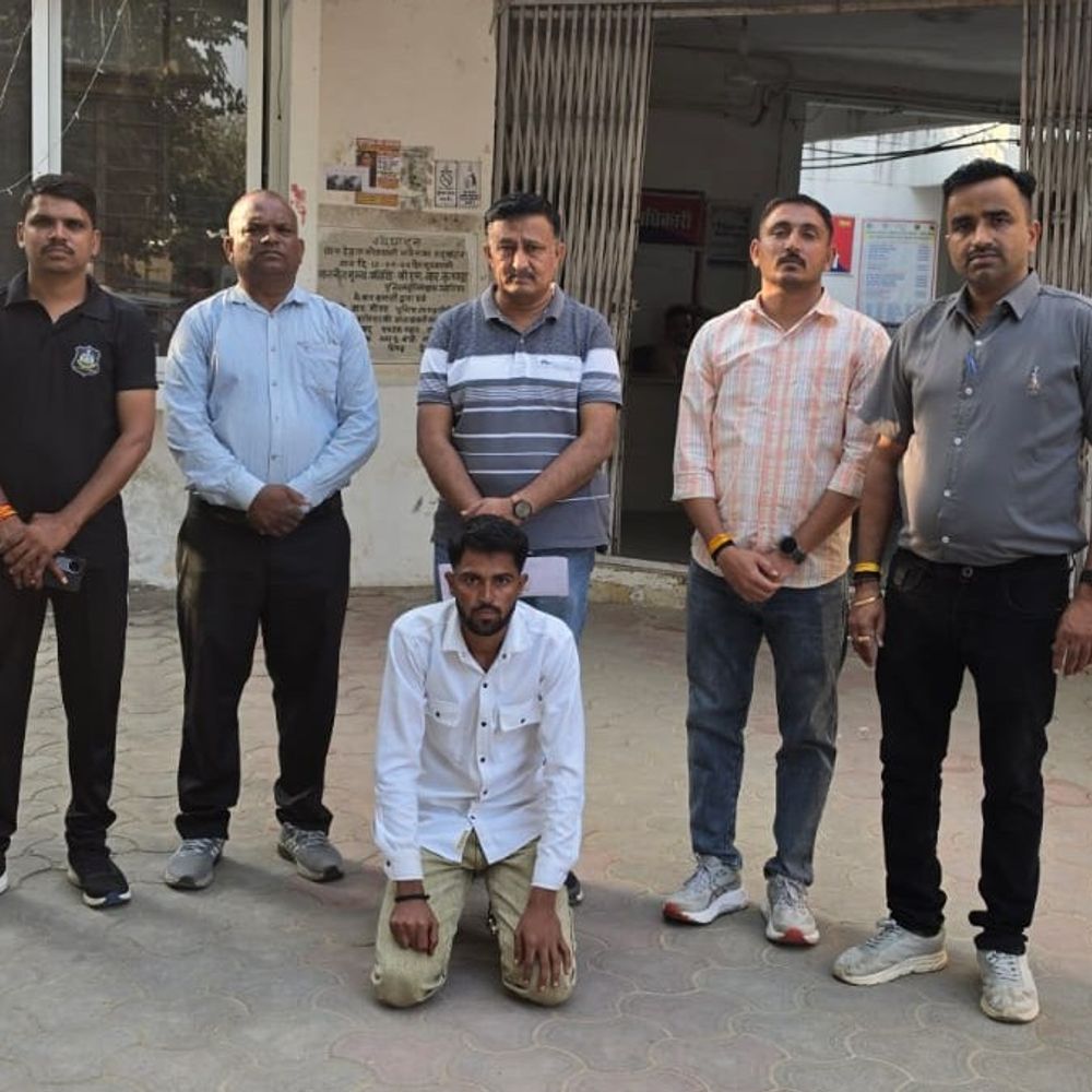 મહીસાગર SOGની કાર્યવાહી:કોઠંબા પોલીસના આર્મ્સ એક્ટ અને ધાડના ગુનામાં ફરાર આરોપી મધ્યપ્રદેશના ભીંડમાંથી ઝડપાયો