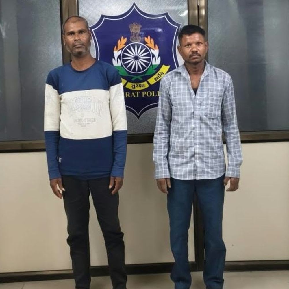 ચોરીની બાઈક સાથે એક શખ્સ ઝડપાયો:પંચમહાલમાં 13 વર્ષથી વોન્ટેડ બે આરોપી પણ પકડાયા, મહારાષ્ટ્ર પોલીસને સોંપાયા