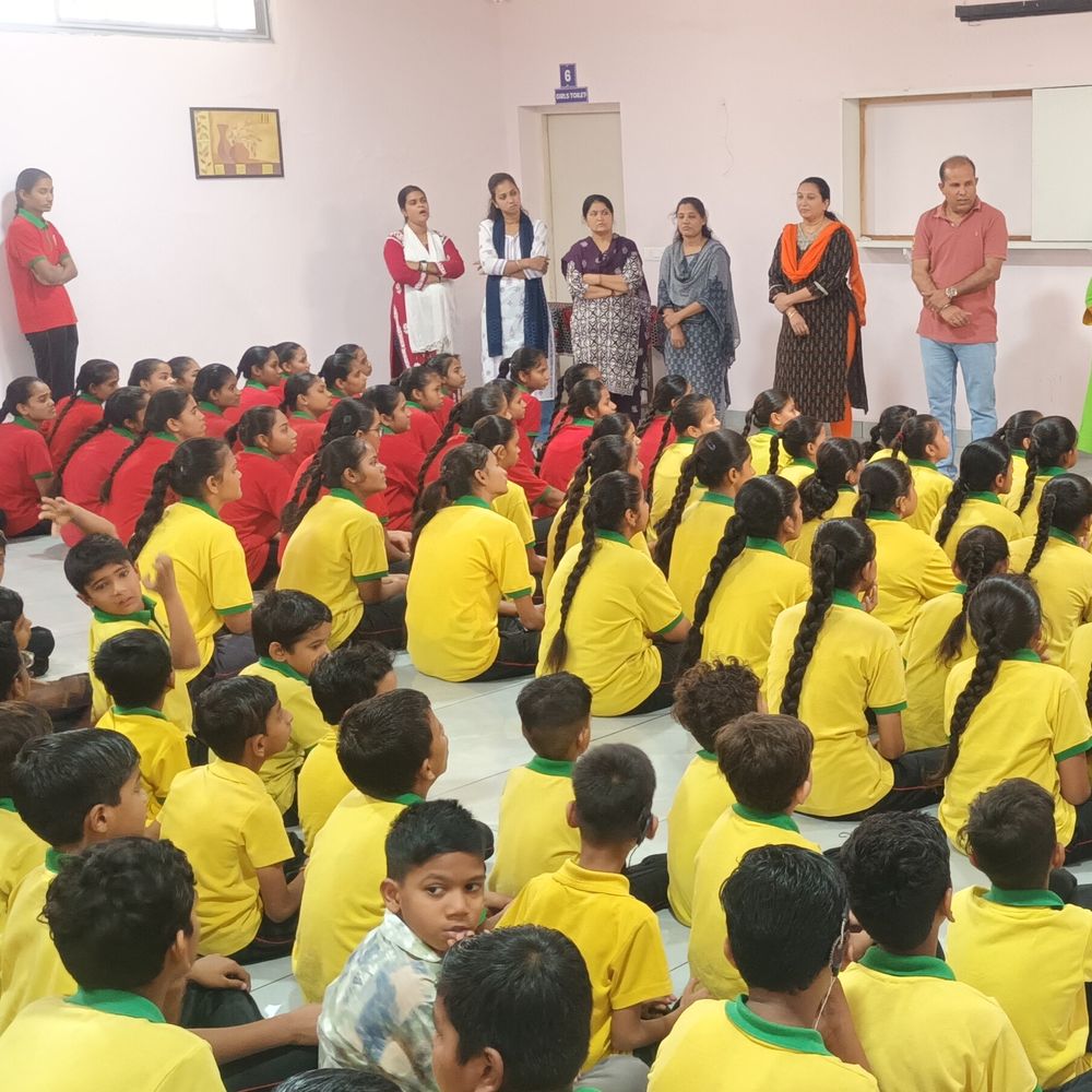 મૂક-બધિર વિદ્યાર્થીઓને છ રજિસ્ટર અપાયા:સમા વરિષ્ઠ મિત્ર મંડળે કારેલીબાગની શાળામાં ધોરણ 6થી 12ના વિદ્યાર્થીઓને આપ્યાં