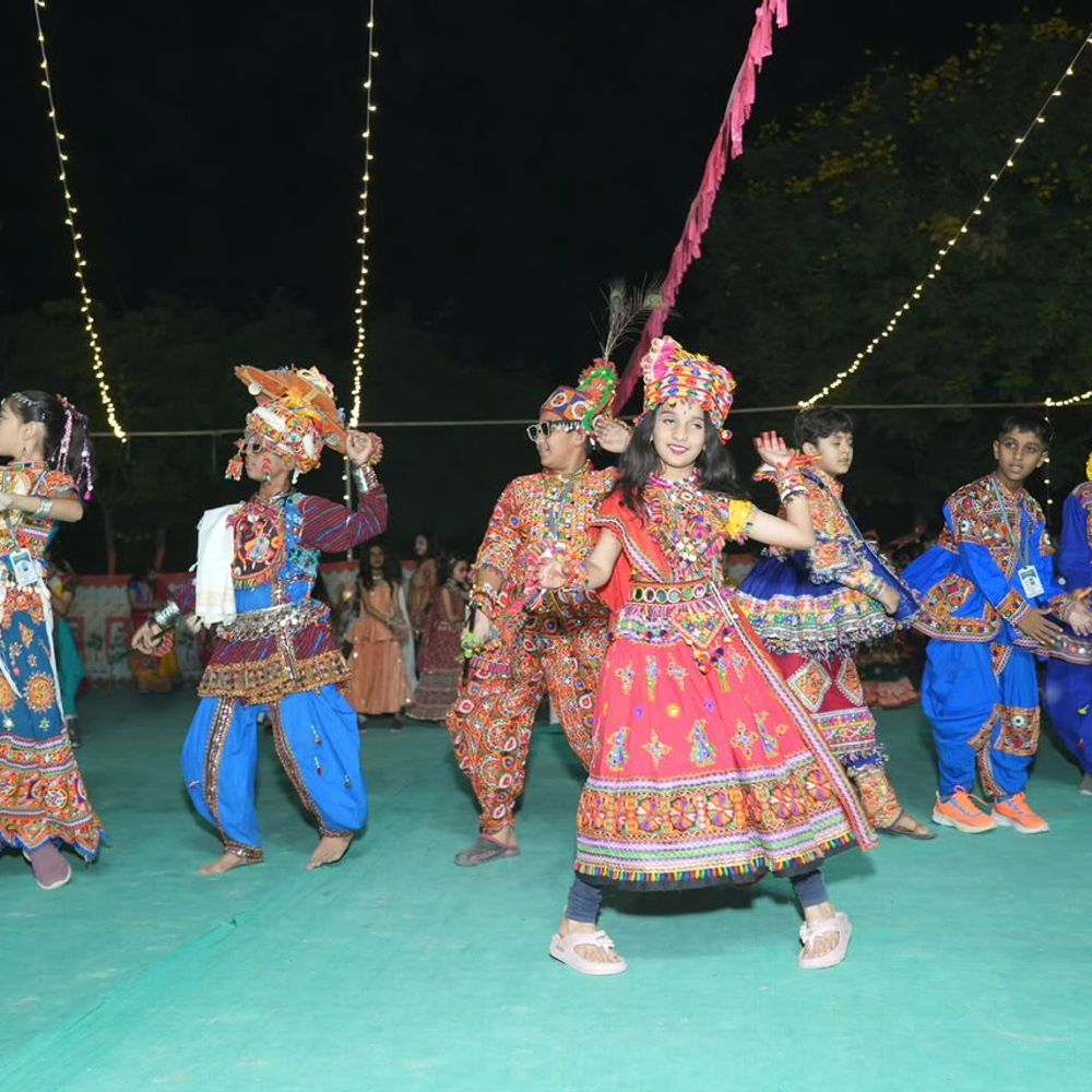 ભગવતી સ્કૂલમાં 'થનગનાટ 4.0' નવરાત્રી મહોત્સવ યોજાયો:નોર્થ ગુજરાત એજ્યુકેશન સોસાયટી અને ફાર્મસી કોલેજે સંયુક્ત આયોજન કર્યું, બાળકોએ ગરબા રજૂ કર્યા