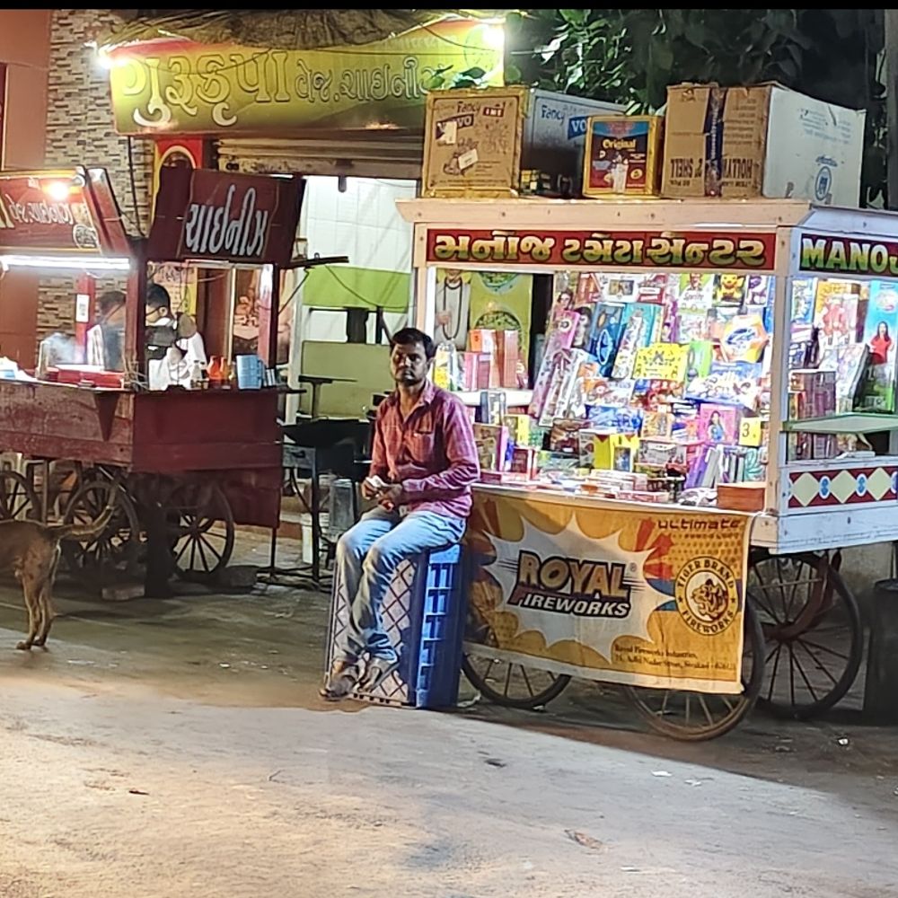 ભાસ્કર ગ્રાઉન્ડ રિપોર્ટ:લાયસન્સ વગર જાહેરમાં ફટાકડાનું વેચાણ : જિલ્લા મેજિસ્ટ્રેટના જાહેરનામાનો ખુલ્લેઆમ ઉલાળીયો