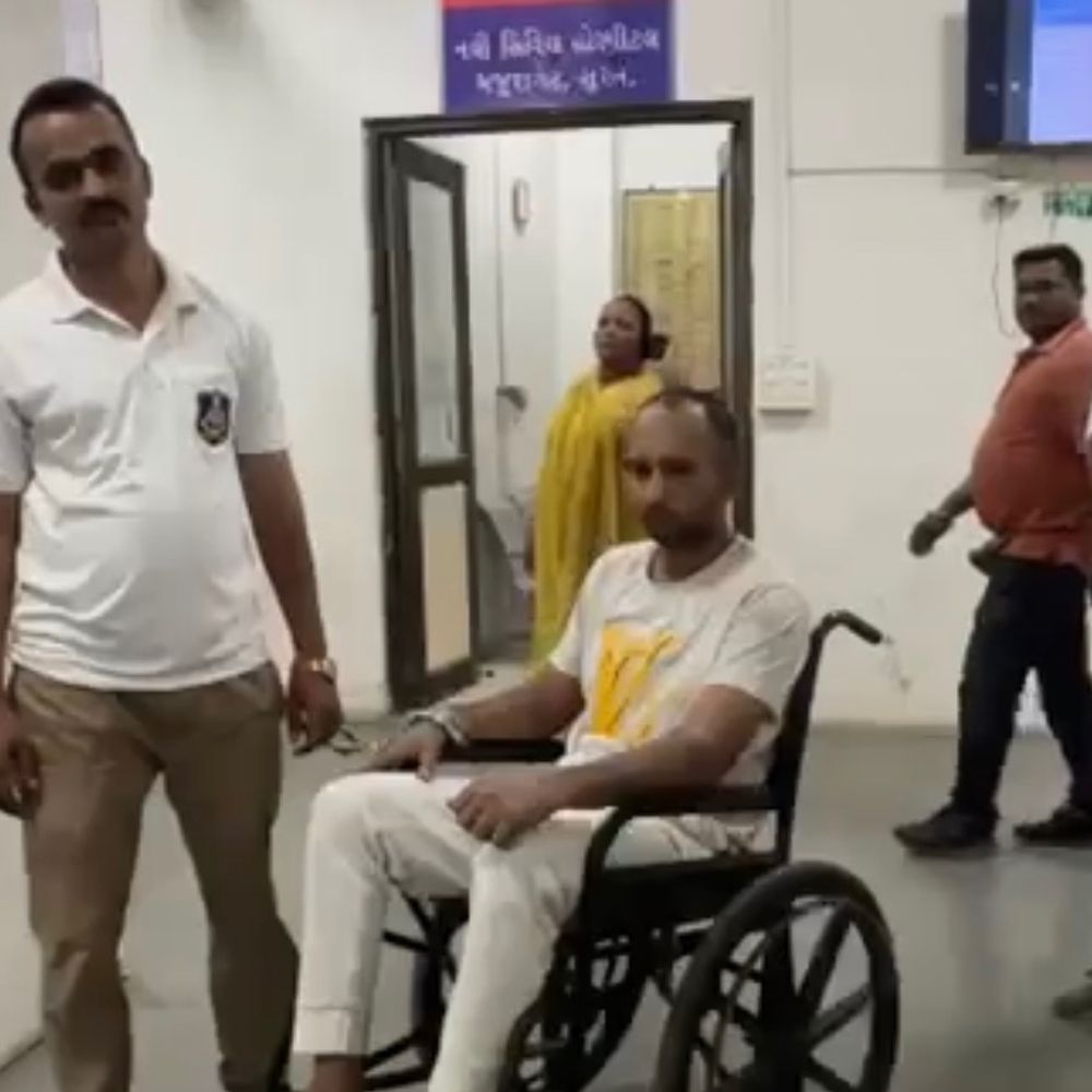 લાજપોર જેલમાં આજીવન કેદનો કેદી પગથિયાં પરથી પટકાયો:માથા-આંખે ગંભીર ઈજા, NDPS કેસનો ગુનેગાર સિવિલના પ્રિઝનર વોર્ડમાં સારવાર હેઠળ