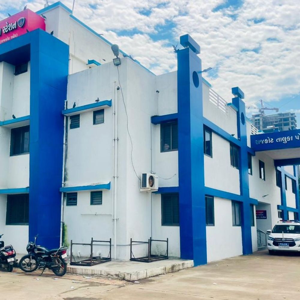 માળિયામાંથી વસ્તુ ઉતારતા પટકાતા યુવાનનું મોત:રાજકોટના નાનામવા રોડ પર એક્ટિવાની ડેકી તોડી રૂ.2 લાખની ચોરી, સ્ક્રેપના કારખાનામાં આગમાં દાઝેલા યુવકનું સારવારમાં મોત