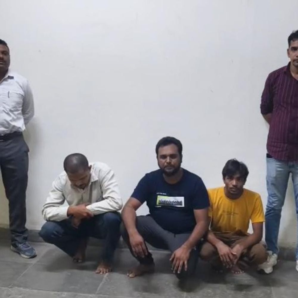 અઘોરી બાબા બની વૃદ્ધ સાથે ₹19.60 લાખની ઠગાઈ:વલસાડ સાયબર ક્રાઈમ પોલીસે મહીસાગરના વીરપુરમાંથી ત્રણ વોન્ટેડ આરોપીઓને પકડ્યા