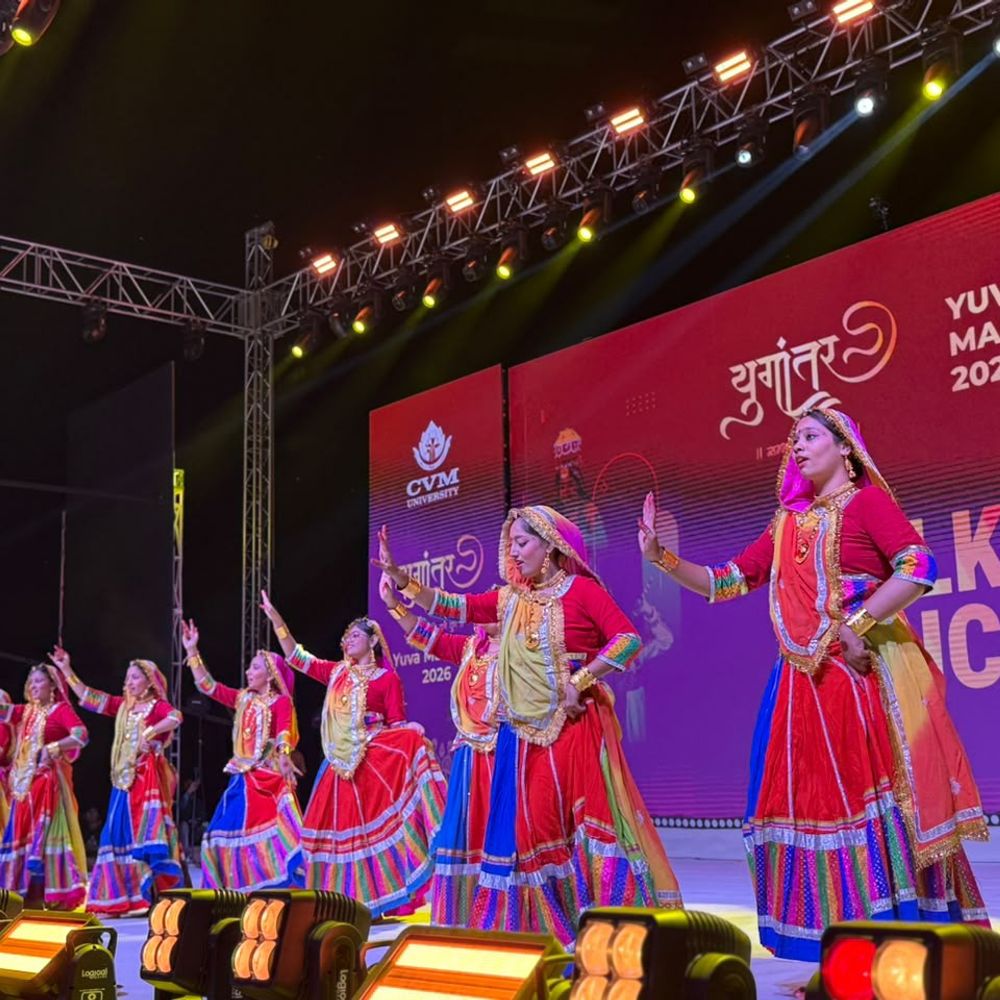 CVM યુનિવર્સિટીના યુથ ફેસ્ટિવલ 'યુગાંતર 5.0'માં સર્જનાત્મકતાનો જબરદસ્ત રંગ જામ્યો:સીવીએમ કોલેજ ઓફ ફાઇન આર્ટસના વિદ્યાર્થીઓએ મોઢેરા સૂર્યમંદિર અને ખજુરાહોની પૌરાણિક શિલ્પકળાને રેમ્પ વૉક પર સાકાર કરી
