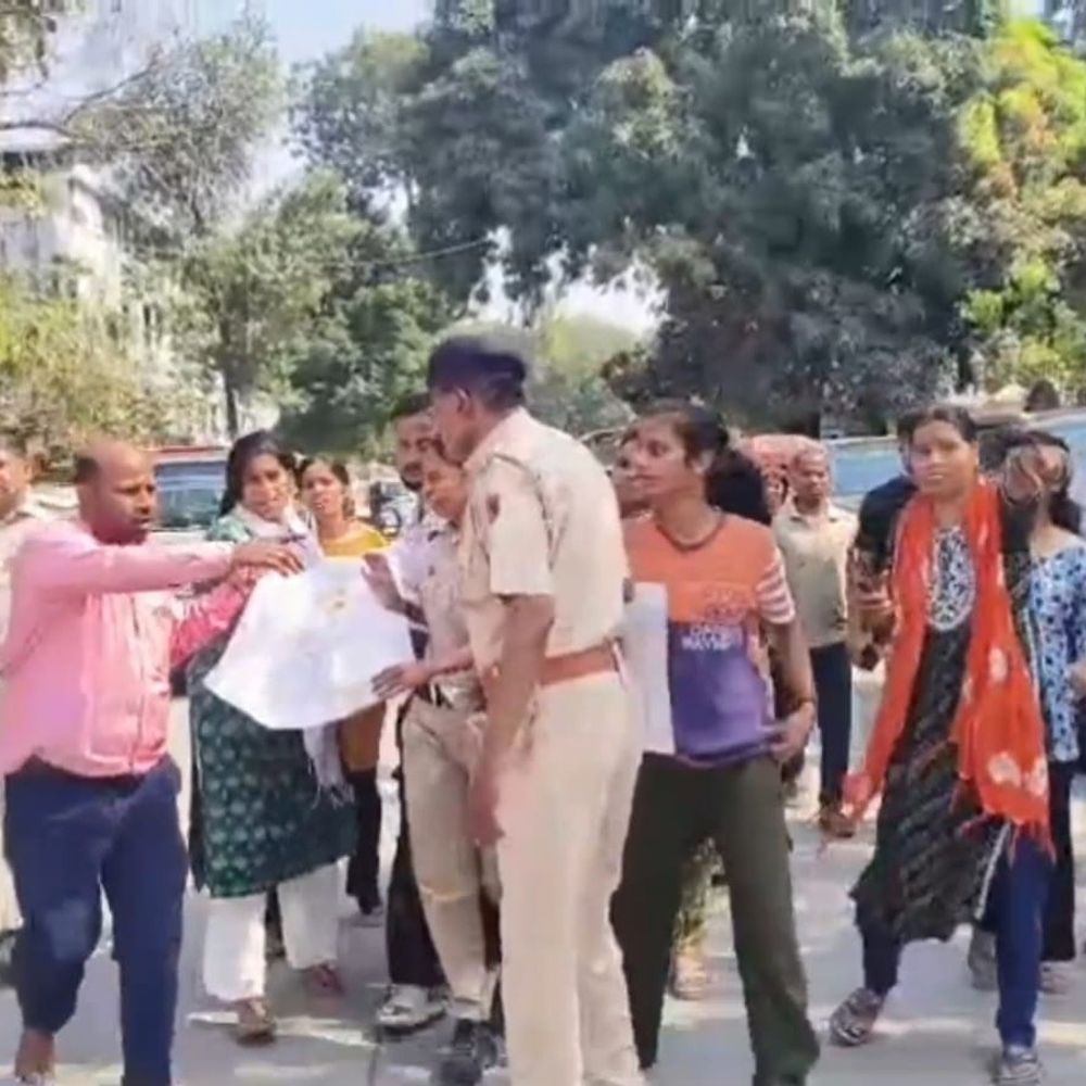 સેલવાસાની હોસ્પિટલમાં ગર્ભવતી મહિલાનું સારવાર દરમિયાન મોત:પરિવારજનોએ મૃતદેહ અને ગર્ભસ્થ શિશુની ફરી તપાસની માગ કરી