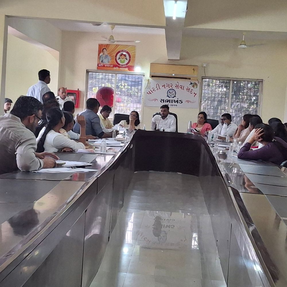 પારડી નગરપાલિકાએ વિકાસ કામોને મંજૂરી આપી:રૂ. 4 કરોડના ખર્ચે નવું નગર સેવા સદન બનશે; વોર્ડ 1થી 7માં રોડ, ડ્રેનેજ અને તળાવની પાળનાં કામ થશે