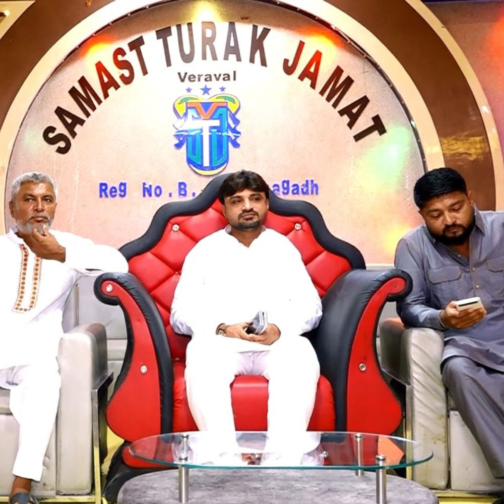 ચૂંટણી જીત્યા બાદ યાકુબ તાજવાણીનું સન્માન:વેરાવળ તુર્ક સમાજના હોલમાં હિન્દુ-મુસ્લિમ આગેવાનો અને રાજકીય નેતાઓએ પાઘડી પહેરાવી