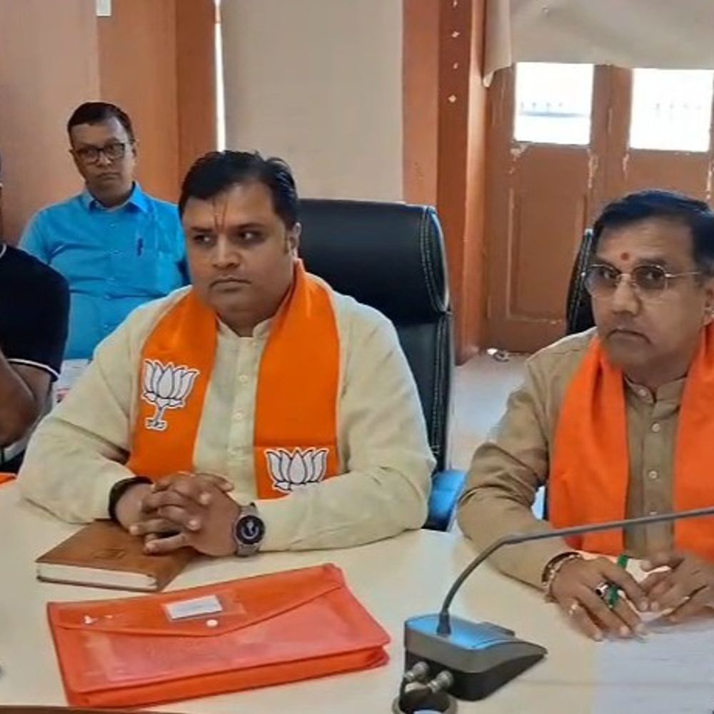 પરિક્રમા, કિસાન મહોત્સવ અને એકતા યાત્રાનું ભવ્ય આયોજન:જૂનાગઢમાં પ્રભારી મંત્રી ડૉ. પ્રદ્યુમનભાઈ વાજાની અધ્યક્ષતામાં ગિરનાર લીલી પરિક્રમા, કિસાન મહોત્સવ અને એકતા યાત્રાના આયોજન સંદર્ભે મહત્વપૂર્ણ સમીક્ષા બેઠકો યોજાઈ.