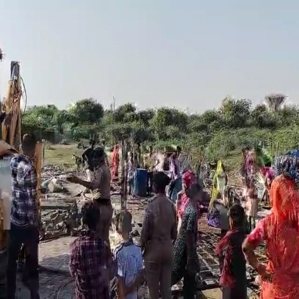 દેશીદારૂની પ્રવૃત્તિમાં સંડોવાયેલા ઈસમોના 15 જેટલા ગેરકાયદે ઝૂંપડાઓ જમનીદોસ્ત કરાયા:પ્રોહીબિશનની પ્રવૃત્તિમાં સંડોવાયેલા ઇસમોના ગેરકાયદે દબાણો પર બુલડોઝર ફર્યું, ઘોઘારોડ પોલીસ અને BMCની સંયુક્ત કામગીરી