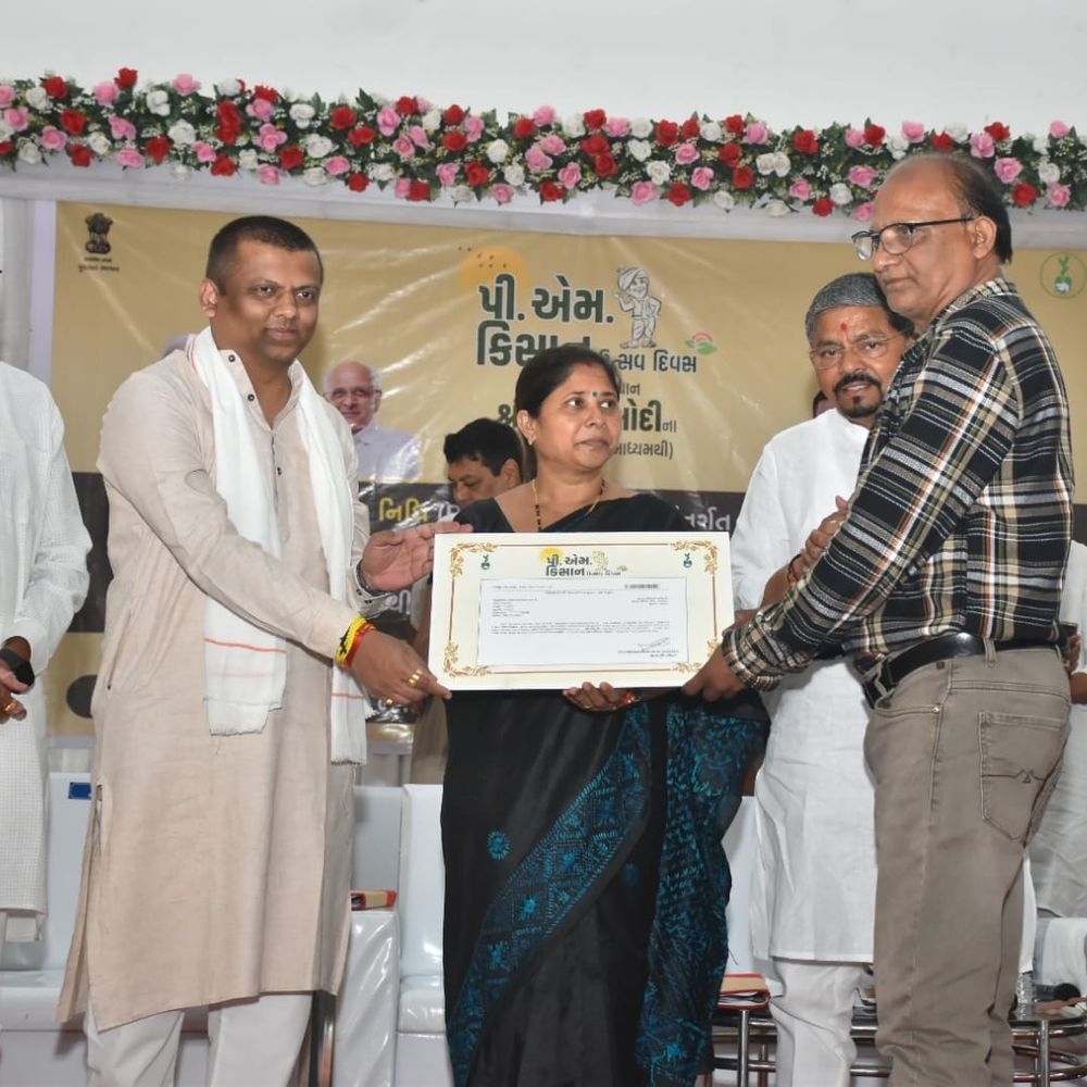વલસાડના 1.55 લાખ ખેડૂતોના ખાતામાં રૂ.31.29 કરોડ જમા:જિલ્લામાં 72 સ્થળોએ કિસાન ઉત્સવ ઉજવાયો; પારડી પારનેરામાં પ્રભારી મંત્રીની હાજરીમાં ખેડૂતોનું સન્માન