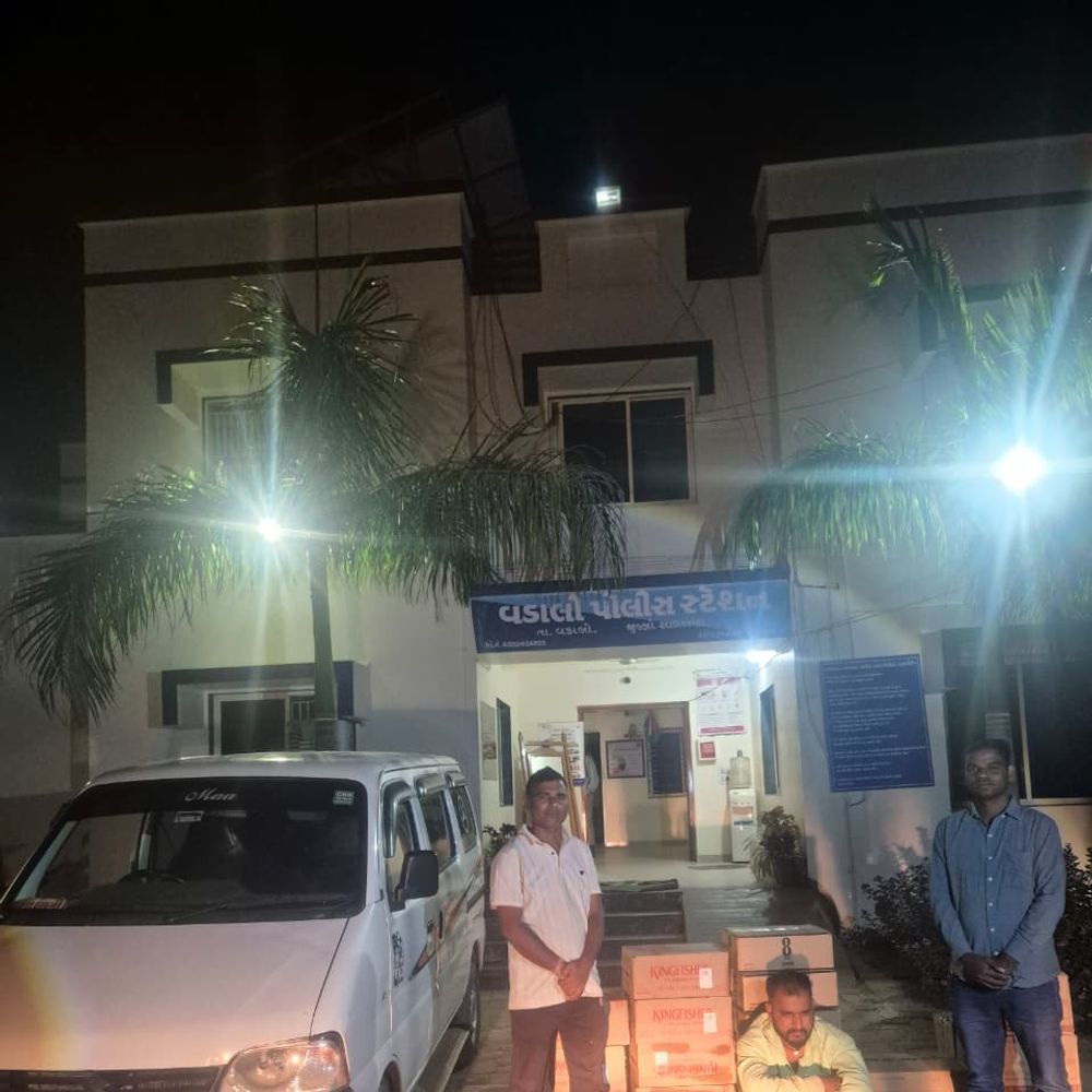 વડાલીના ગામડી નજીકથી 3.83 લાખનો દારૂ પકડાયો:ગાડીમાં લવાતી 936 બોટલ સાથે એકની ધરપકડ