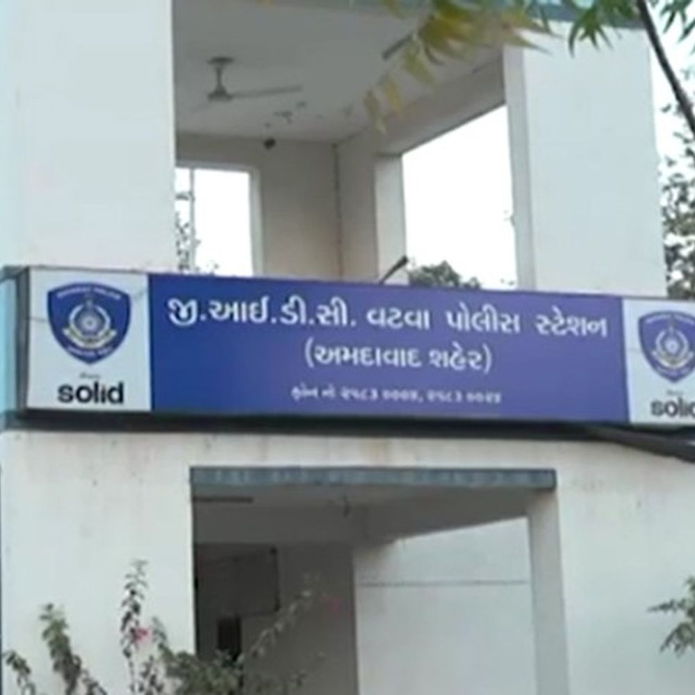 વટવામાં વ્યાજખોર પિતા-પુત્ર સામે ફરિયાદ:₹37 લાખ સામે 76 લાખ ચૂકવ્યા છતાં પઠાણી ઉઘરાણી; સિક્યોરિટી પેટે 14 કોરા ચેક પડાવી બાઉન્સ કરાવ્યો