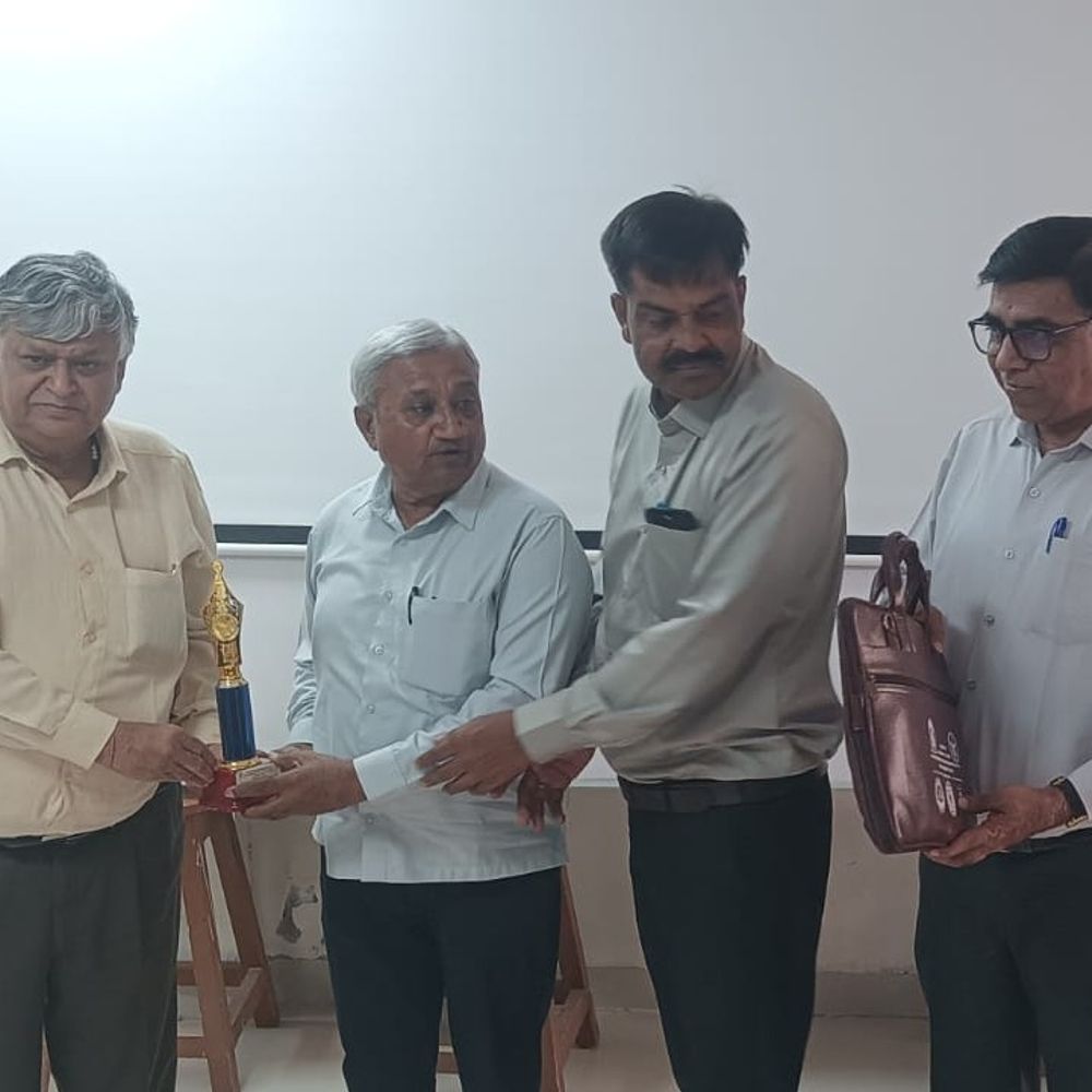 ક્રિસ્ટલોગ્રાફી સેમિનારના દાતાઓનું સન્માન થયું:હેમચંદ્રાચાર્ય યુનિવર્સિટીના વાઇસ ચાન્સલરે કહ્યું- શૈક્ષણિક કાર્યક્રમો માટેનું દાન સેવા યજ્ઞ