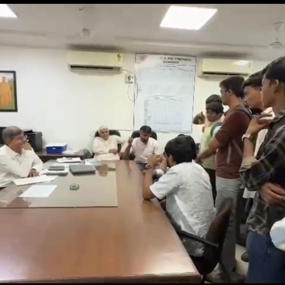 ભરૂચ પોલિટેકનિકના વિદ્યાર્થીઓએ પરીક્ષા સામે ફરિયાદ કરી:સિલેબસ, પ્રશ્નપત્ર અને સમય અંગે આચાર્ય સમક્ષ રજૂઆત; નિયમો મુજબ અભ્યાસક્રમ રાખ્યાનો આચાર્યનો જવાબ