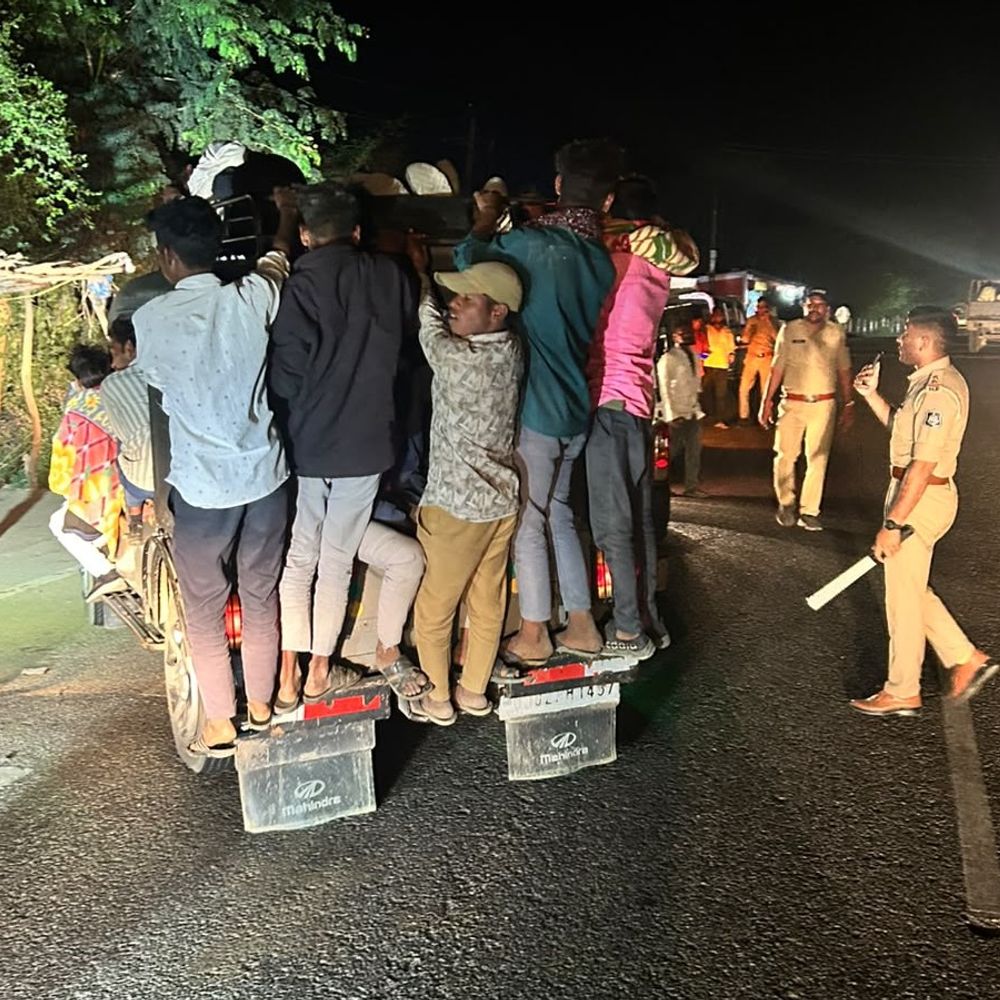 ખેડબ્રહ્મા-ખેરોજ રોડ પર ઓવરલોડ વાહનો સામે કાર્યવાહી:11 વાહનને 5,500 રૂપિયાનો દંડ, 4 સામે એનસી નોંધાઈ