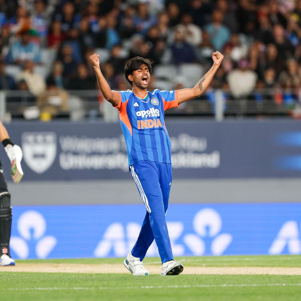 6,6,4,4 અને W:ડેરીલ મિચેલે સતત બાઉન્ડરી ફટકાર્યા પછી મયંકના જોરદાર યોર્કર સામે ઘૂંટણીએ પડ્યો; NZની બીજી વિકેટ પડી