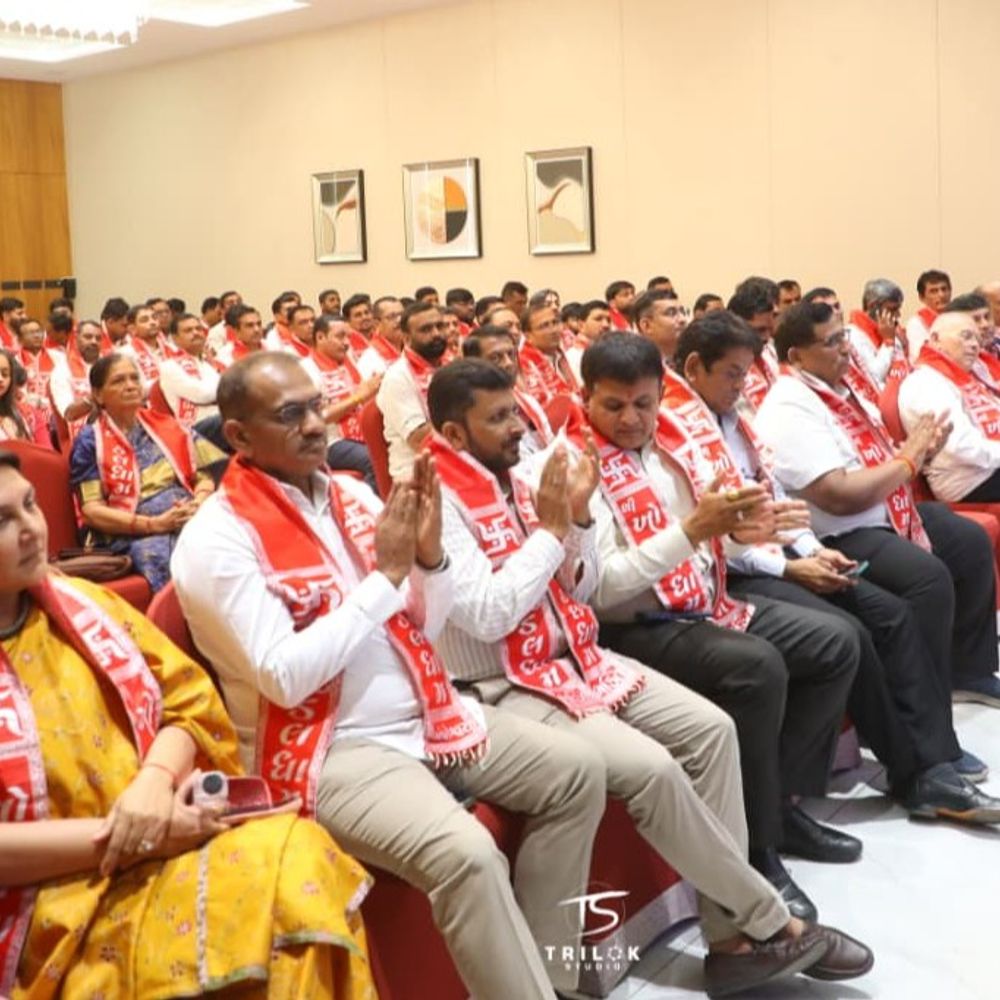 ખોડલધામ દશાબ્દી મહોત્સવ 2027નુ આયોજન:સુરત સહિત દક્ષિણ ગુજરાતના જ્ઞાતિબંધુઓને આમંત્રણ આપવા આવશે ભવ્ય રથ, નરેશભાઈ અને અનારબેનની હાજરીમાં બેઠક સંપન્ન