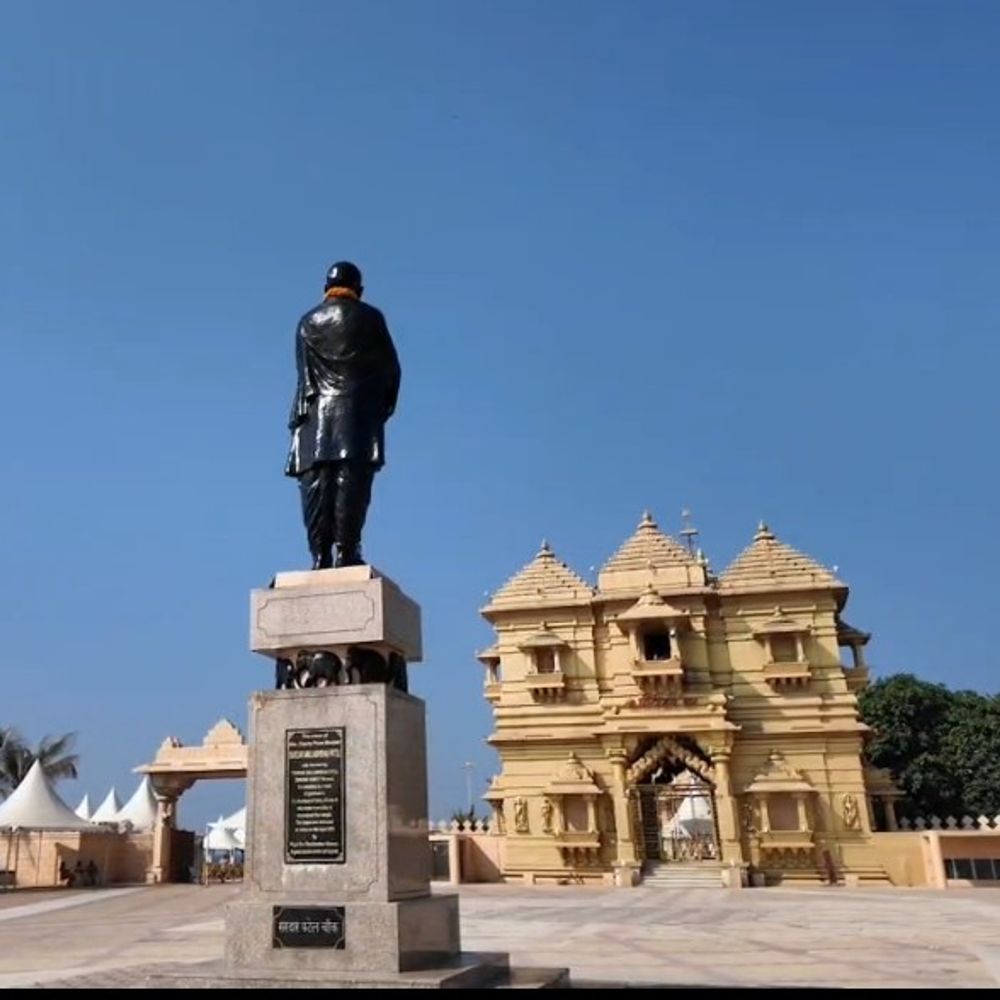 સરદાર પટેલની જન્મજયંતિએ સોમનાથમાં પ્રતિમાને પુષ્પાંજલિ:ટ્રસ્ટ પરિવારનો રાષ્ટ્રીય એકતા અને સાંસ્કૃતિક ધરોહર જાળવવાનો સંકલ્પ