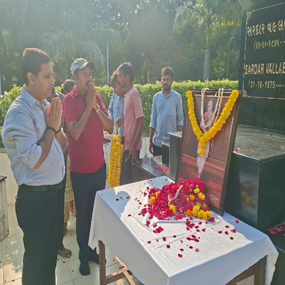 151મી સરદાર પટેલ જન્મજયંતી ઉજવણી:ભાવનગરમાં સરદાર યુવા મંડળ દ્વારા સરદાર વલ્લભભાઈ પટેલની 151મી જન્મજયંતીની ભવ્ય ઉજવણી, તસવીર પ્રદર્શન અને નિઃશુલ્ક ચશ્મા વિતરણ કેમ્પનું આયોજન