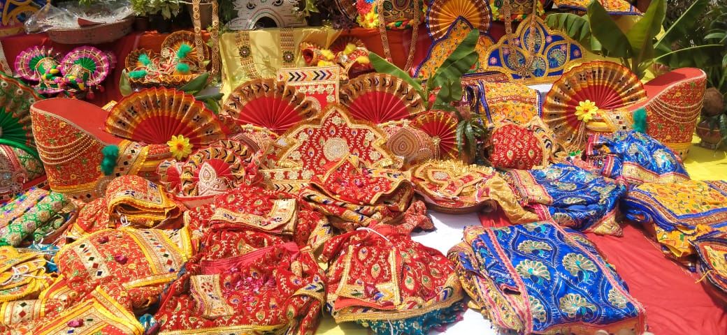 મંદિરના પ્રાંગણમાં ભગવાનનું મામેરું પાથરવામાં આવ્યું.