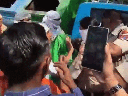 हिसार में पूर्व डिप्टी सीएम दुष्यंत चौटाला की कोठी के आगे सफाईकर्मियों से भिड़ते पुलिसकर्मी।