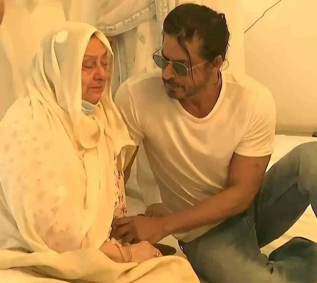 रोते हुए सायराबानो को दिलासा शाहरुख खान