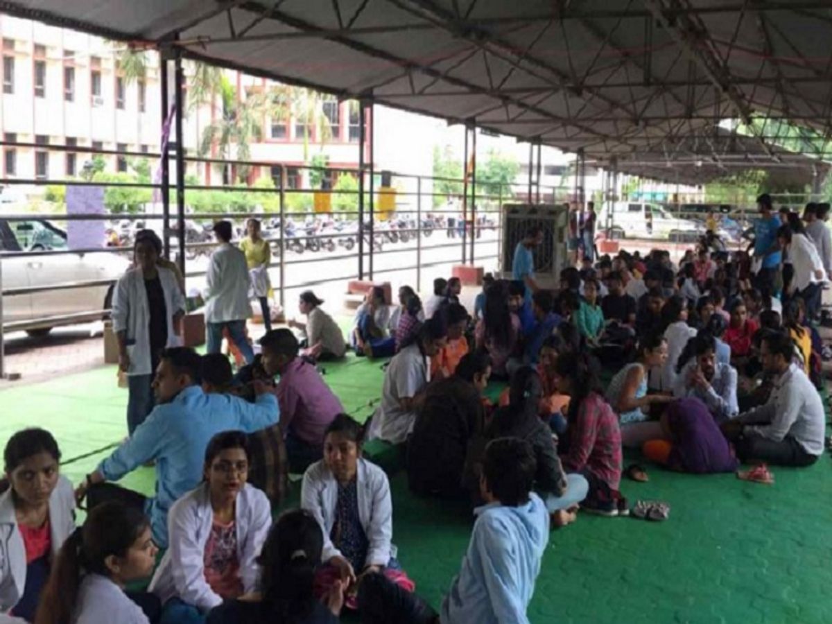 raipur news JLN College Dean warns to junior doctors to end the strike | जूनियर  डॉक्टरों ने हड़ताल नहीं खत्म की तो खाली करना पड़ेगा हॉस्टल, छह माह बढ़ सकता  है टेन्योर -