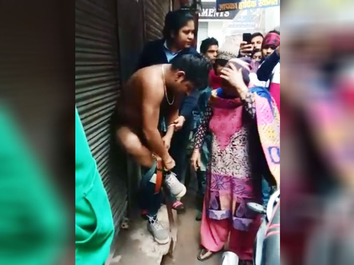 Youth stripped naked, beaten up By Women In Ambala | गंदे इशारों से तंग आ  लड़कियों ने स्कूल जाने से किया इनकार, पता चलने पर महिलाओं ने आरोपी को नंगा  करके पीटा -
