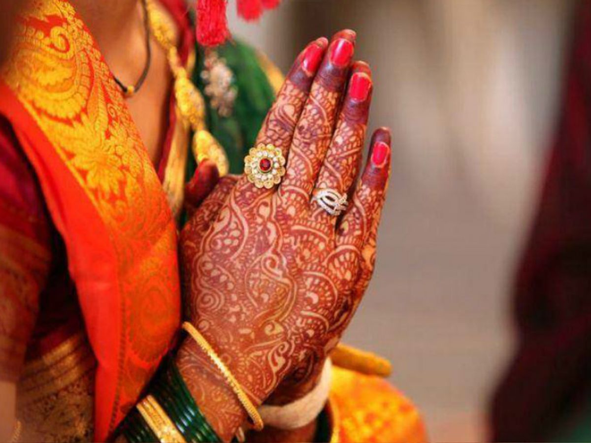 Tradition of applying mehndi in the month of Savan: Mehndi is special in  women's adornment because it reduces body heat