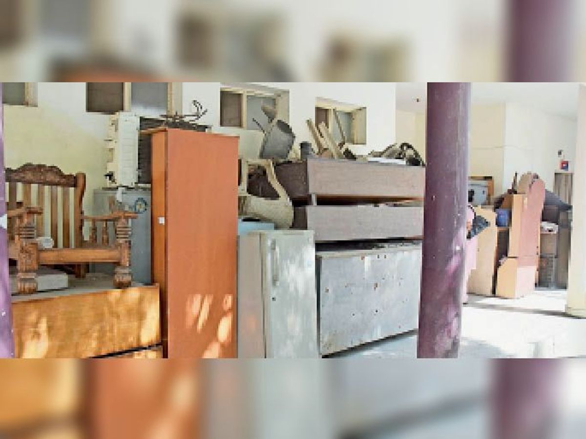 महिला थाने में कबाड़ हो रहा 4 साल पुराने दहेज केसों का सामान, पुलिस का दावा  : नोटिस के बावजूद लोग लेकर नहीं जाते | 4-year-old dowry cases being junked  in women's