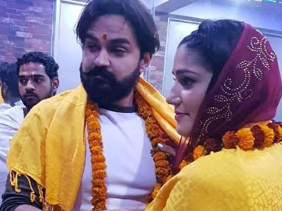 Photos Of Sapna Choudhary S Secret Wedding Happened In January Dancers Seen Showing Rituals Of Marriage With Veer Among Close People à¤¸à¤ªà¤¨ à¤ à¤§à¤° à¤ à¤à¤¨à¤µà¤° à¤® à¤¹ à¤ à¤¸ à¤ à¤° à¤ à¤µ à¤¡ à¤ à¤ à¤« à¤ à¤ à¤à¤° à¤¬ मेरी दूर के रिश्ते की ननद इसलिए दुःखी है क्योंकि उसके पति और ससुराल वाले उसकी किसी भी बात की सराहना नहीं करते थे। कुछ समय पूर्व तक इनमें से कई कारण मुझे भी दुःखी करते थे। शादी के अठारह सालों में मैं अपने आप को पहले के मुकाबले कहीं ज्यादा आत्मविश्वास से पूर्ण और किसी भी चुनौती से निपटने को तैयार पाती हूँ। photos of sapna choudhary s secret wedding happened in january dancers seen showing rituals of marriage with veer among close people à¤¸à¤ªà¤¨ à¤ à¤§à¤° à¤ à¤à¤¨à¤µà¤° à¤® à¤¹ à¤ à¤¸ à¤ à¤° à¤ à¤µ à¤¡ à¤ à¤ à¤« à¤ à¤ à¤à¤° à¤¬